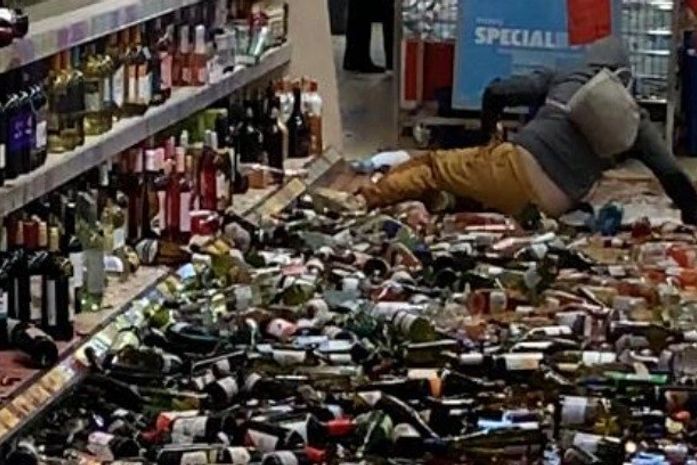 Mulher é presa por quebrar mais de 500 garrafas em ataque de fúria em mercado