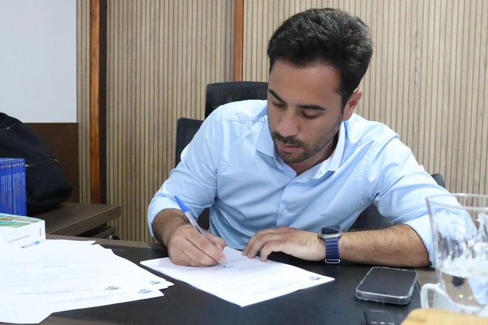 Prefeito de Santana do Mundaú anuncia abono salarial para servidores da educação