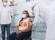 Há dois anos, assistente social se tornava a primeira alagoana a ser vacinada contra a covid-19