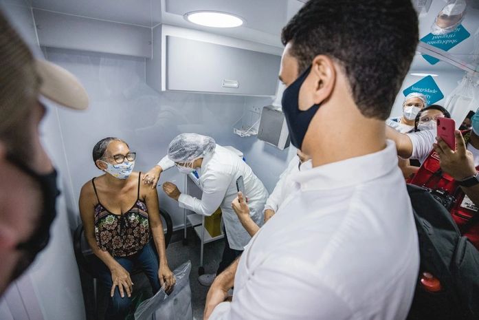 Prefeito de Maceió, JHC, acompanha imunização no ônibus da vacina