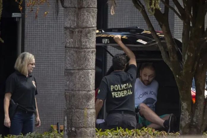 Walter Delgatti Neto, o ‘Vermelho’, chega para prestar depoimento na Superintendência da PF em Brasília.