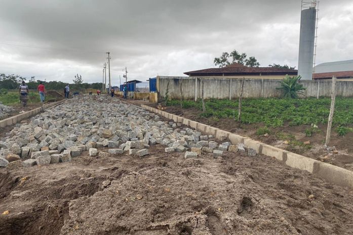 Ruas em torno da Escola Padre Jackson no povoado Tabuleiro em Anadia recebem pavimentação