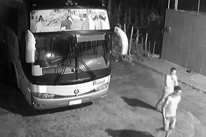 Câmeras de segurança flagram furto de baterias de ônibus em Arapiraca