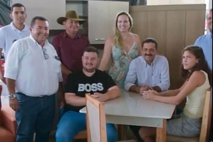 Marlan Ferreira entrega mobília para famílias que perderam tudo nas enchentes
