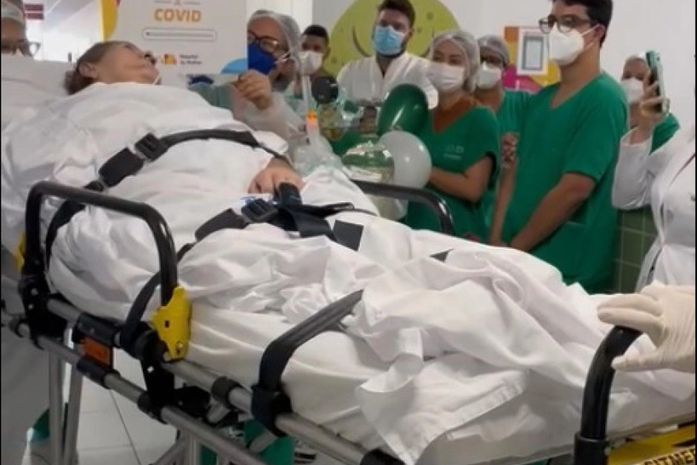 Idosa de 64 anos vence Covid-19 e recebe alta após mais de seis meses de internação no Hospital da Mulher 