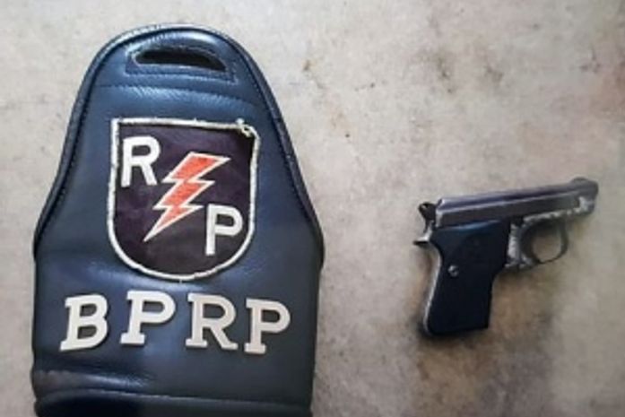 Arma apreendida com o assaltante; segundo jovem envolvido conseguiu fugir.