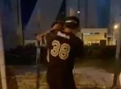 Em vídeo, jovens dizem que são policiais e intimidam moradores de rua.