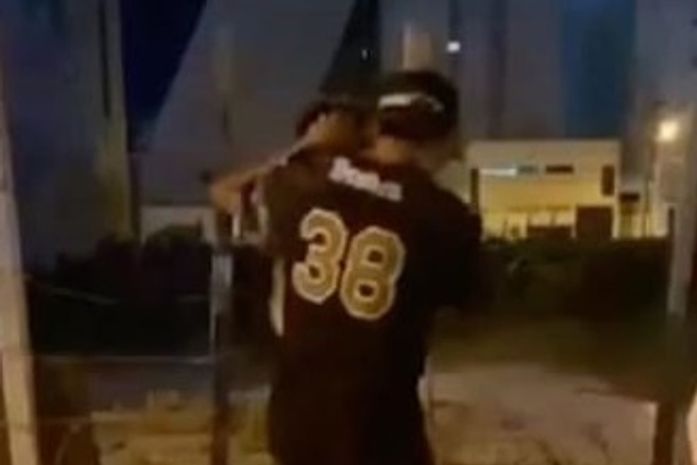 Em vídeo, jovens dizem que são policiais e intimidam moradores de rua.