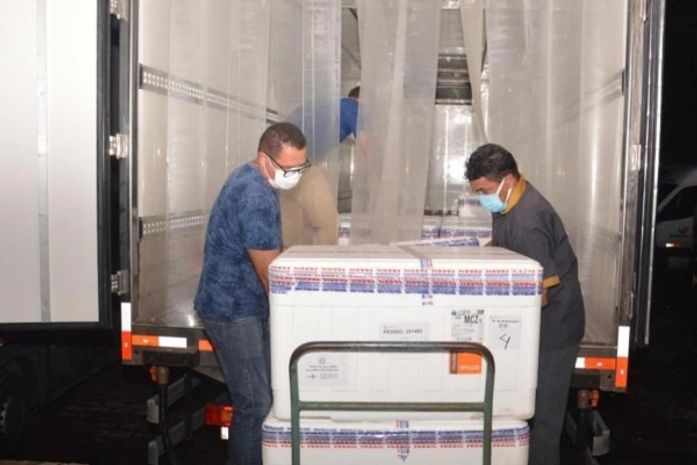 Alagoas recebe mais de 100 mil vacinas; parte será destinada à aplicação da segunda dose