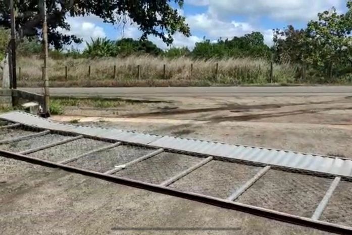 Motorista baixa na cadeia por destruir com sua carreta portando arma de fogo portão de empresa
