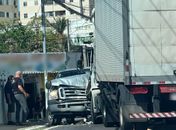 Caminhão invade contramão e colide com picape, em Mangabeiras; assista ao vídeo