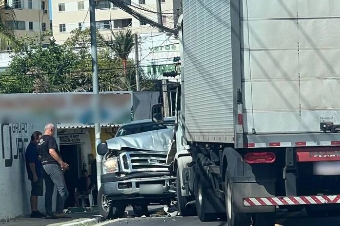 Caminhão invade contramão e colide com picape, em Mangabeiras; assista ao vídeo