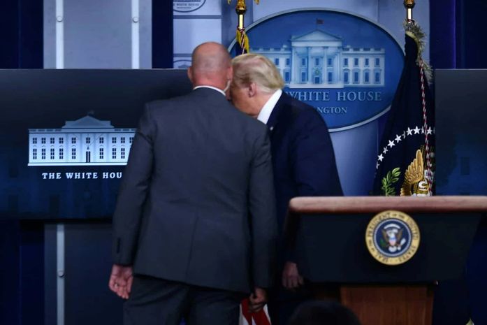 Presidente dos EUA foi escoltado pelos agentes do serviço secreto, logo no início da coletiva de imprensa.