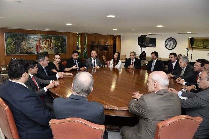 Membro da comissão que cobra ações para conter o óleo no litoral, Rodrigo Cunha vai a Maceió com presidente da República interino