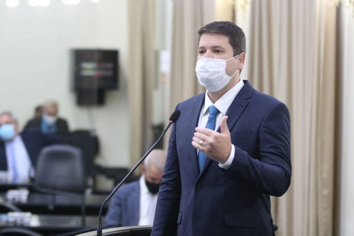 Davi Davino protocola emenda para que os 14% descontados dos aposentados sejam devolvidos