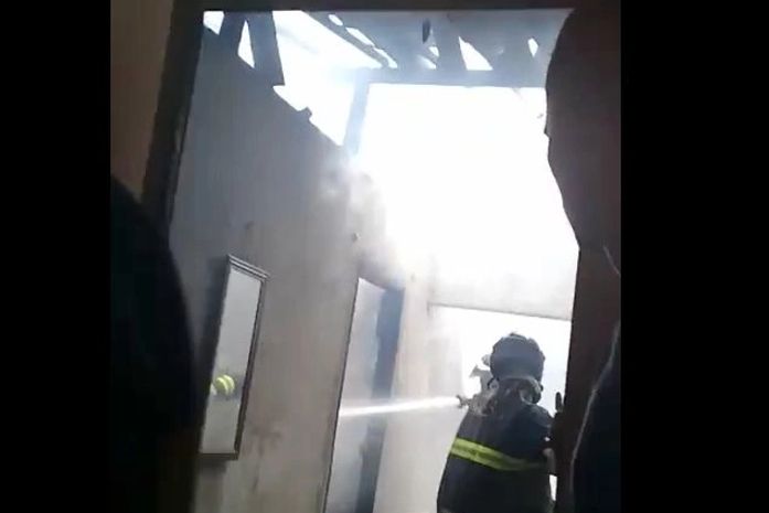 Mulher morre carbonizada após incêndio em residência