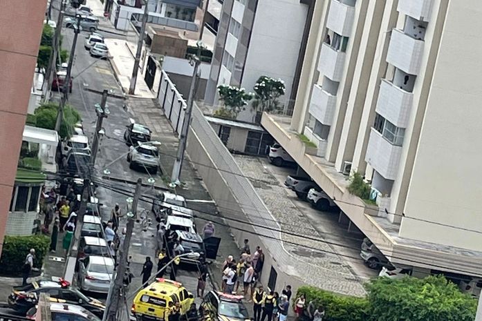 Carro em alta velocidade atropela duas pessoas e colide em mais três veículos na Ponta Verde