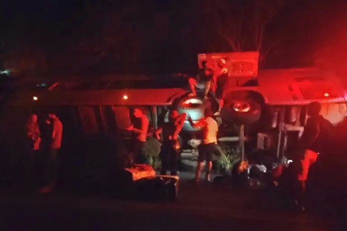 Ônibus interestadual tomba na Serra dos Espias, em Palmeira dos Índios; Não há feridos