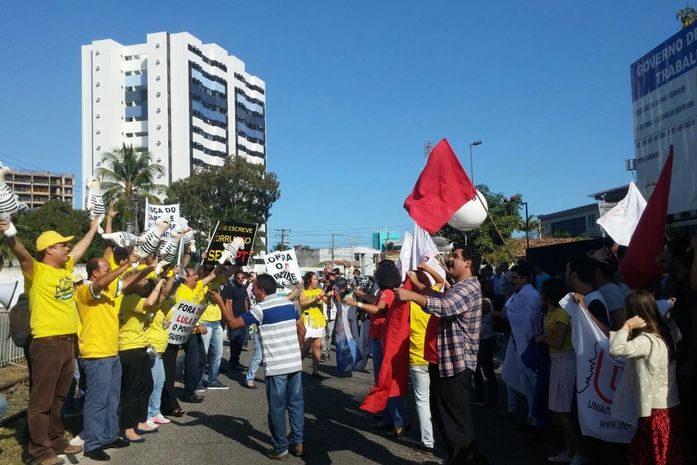 Grupos contra e pró-Dilma realizam atos em frente ao Centro de Convenções