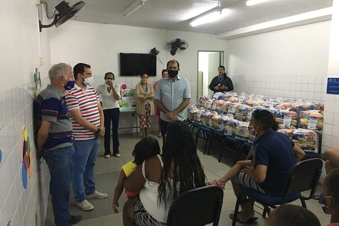 CESMAC entrega cestas básicas e brinquedos para crianças e Famílias do Projeto Crescer