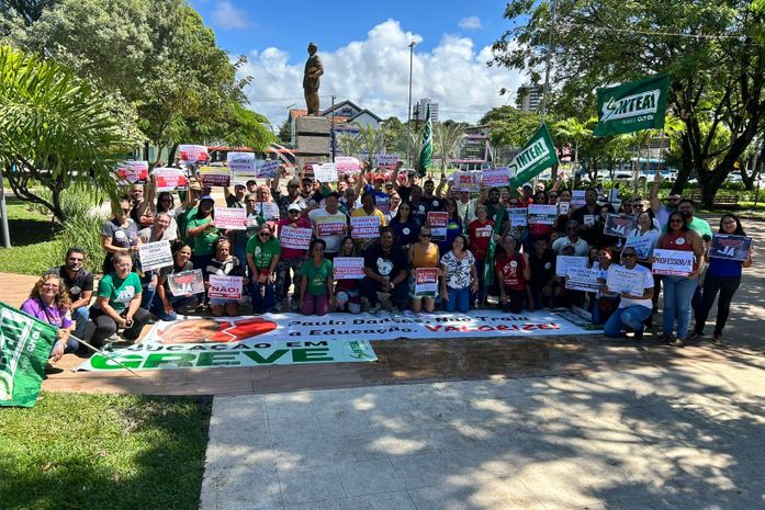 Professores realizam ação na Praça do Centenário em mais um dia de greve da rede estadual