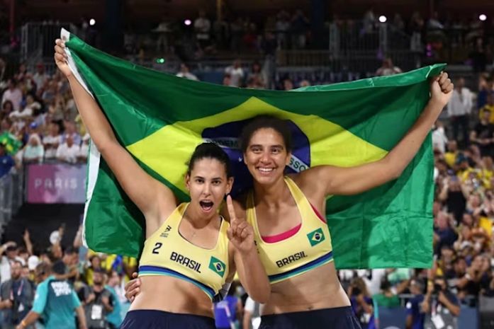 Ana Patrícia e Duda levam o ouro e colocam vôlei de praia feminino no topo olímpico após 28 anos