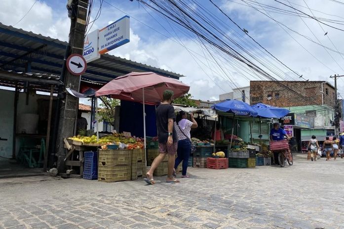 Convívio Social libera entrada de creche municipal obstruída por feirantes