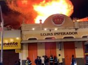 Vídeo: Incêndio de grandes proporções atinge loja no Centro de Maceió