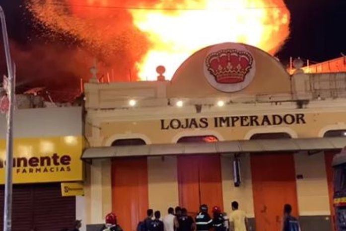 Vídeo: Incêndio de grandes proporções atinge loja no Centro de Maceió