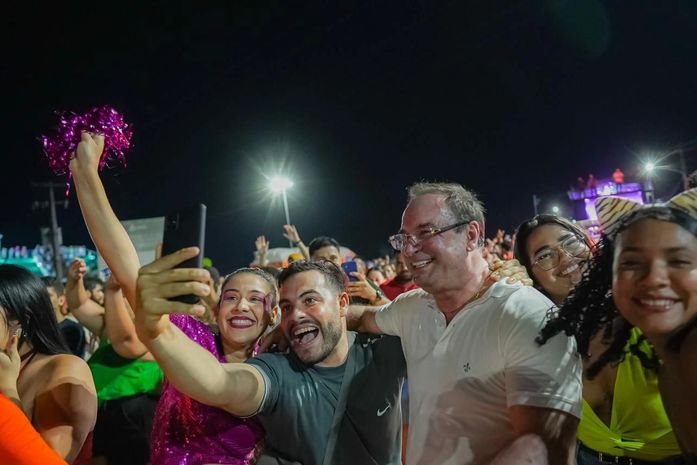 Arapiraca leva milhares de foliões ao Folia de Rua com show de segurança, alegria e Durval Lelys no Lago da Perucaba
