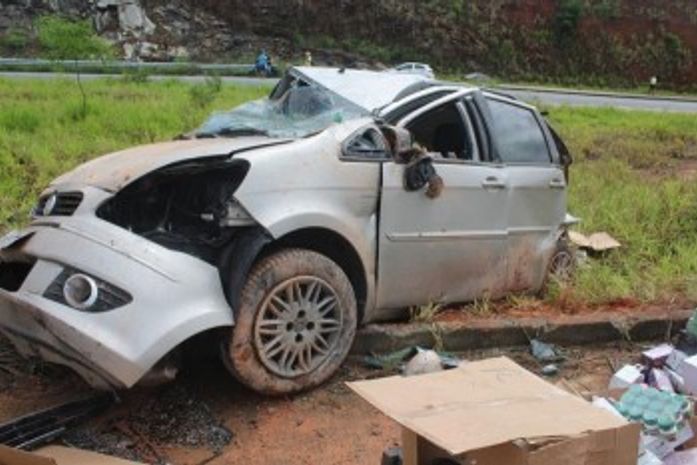 Motorista fica levemente ferido após capotamento na BR 101 em Joaquim Gomes