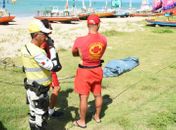 Corpo de homem é encontrado sem cabeça na Praia da Pajuçara e Bombeiros realizam resgate