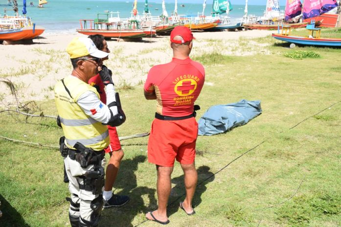 Corpo de homem é encontrado sem cabeça na Praia da Pajuçara e Bombeiros realizam resgate