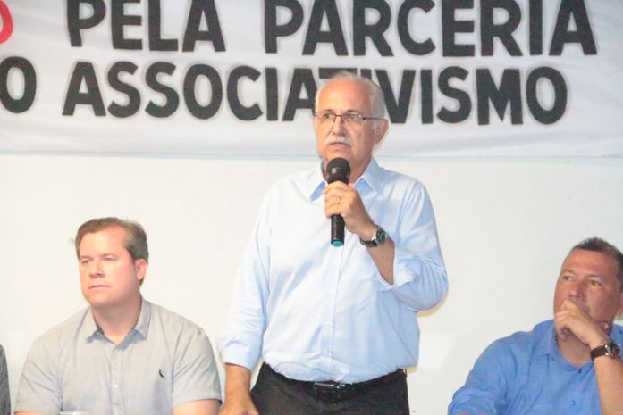 Teófilo e Marx Beltrão entregam trator a Facomar beneficiando 40 associações