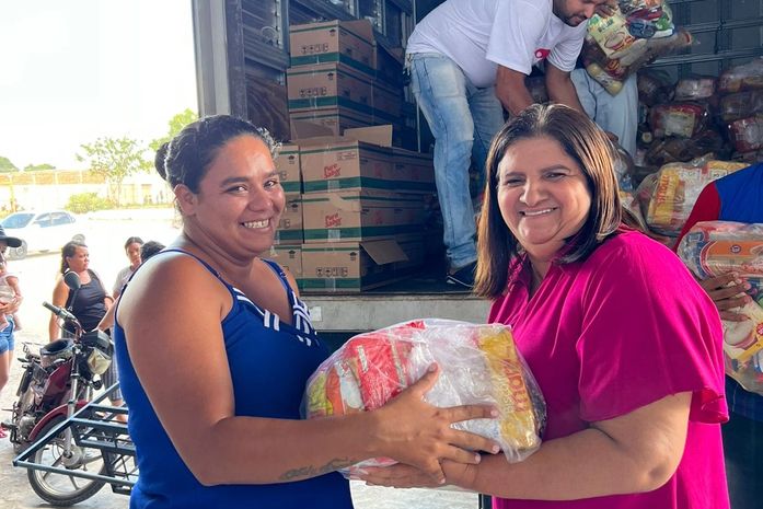 Prefeitura de Delmiro Gouveia entrega mais de 4 mil cestas básica da semana santa