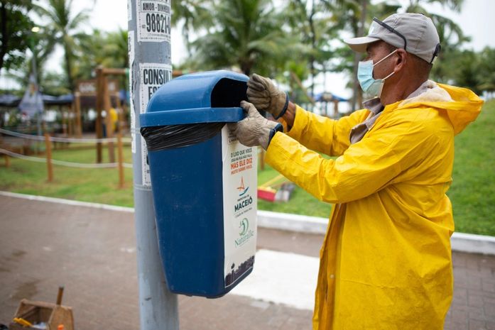 Papeleiras são alvos constantes de vandalismo