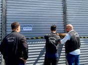 Com extintores vencidos, CNPJ baixado e sem alvarás, loja de pneus é interditada em Maceió