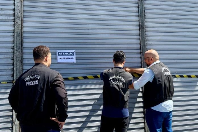 Com extintores vencidos, CNPJ baixado e sem alvarás, loja de pneus é interditada em Maceió