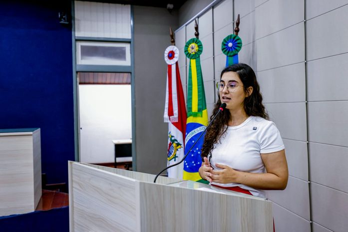 “Descaso com a educação”, diz Teca Nelma sobre crise no transporte escolar da rede
municipal