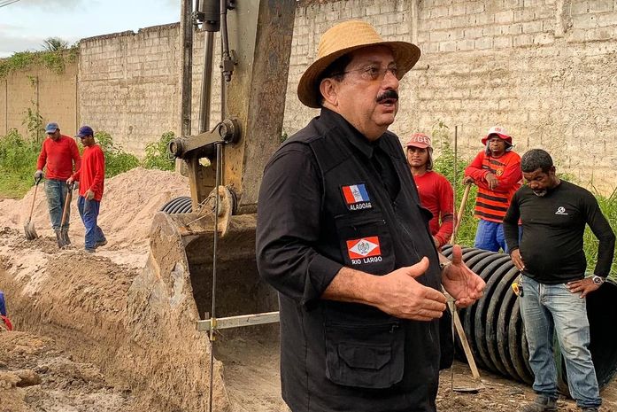 Gilberto Gonçalves vistoria obra que interligará a região da Mata do Rolo com a principal avenida de Rio Largo