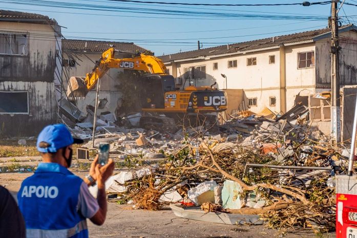 Prefeitura de Maceió inicia remoção de entulhos de prédio que desabou após explosão; área segue isolada