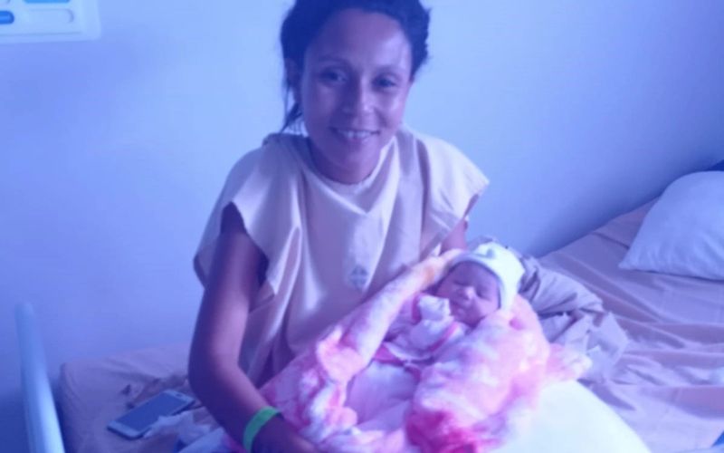 Juliana e a bebê Maria Eloá