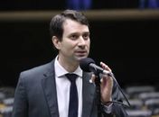 Deputado Daniel Barbosa lança livro com reflexões sobre desenvolvimento e justiça social