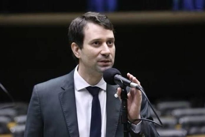 Deputado Daniel Barbosa lança livro com reflexões sobre desenvolvimento e justiça social