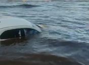 Vídeo: Mar avança e carros ficam submersos no Pontal do Peba 