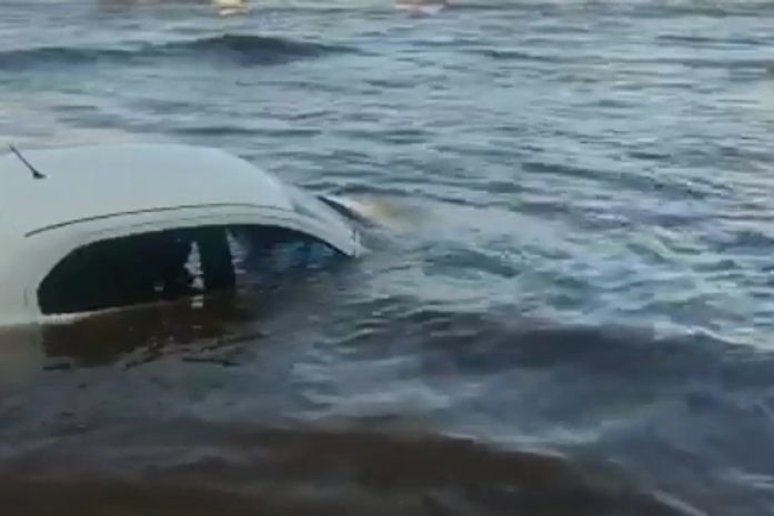 Vídeo: Mar avança e carros ficam submersos no Pontal do Peba 