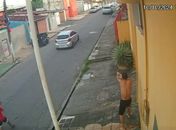 Suspeito de triplo homicídio é preso após troca de tiros com a polícia, no Feitosa
