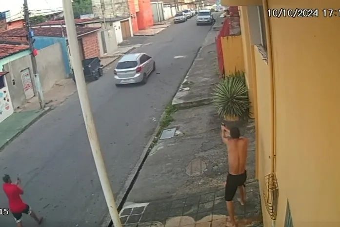 Suspeito de triplo homicídio é preso após troca de tiros com a polícia, no Feitosa
