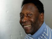 Pelé faz cirurgia para retirada de tumor no cólon