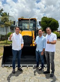 Santana do Mundaú amplia frota com nova retroescavadeira garantida por meio de parceria com deputado federal Fábio Costa